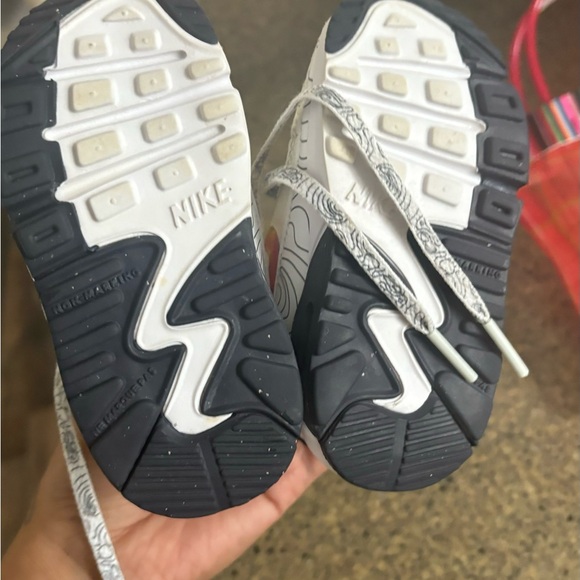 Nike - Picture 2 of 3